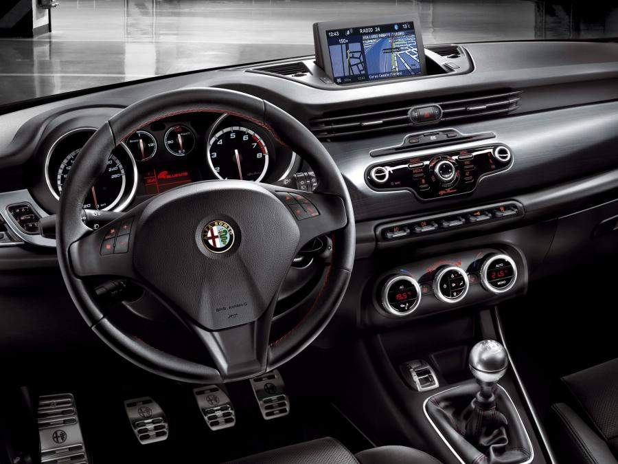 Торпедо Alfa Romeo Giulietta Sportiva 2012 года  (фото 2 из 3)